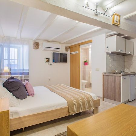 Honey Art Apartment Крес Екстериор снимка