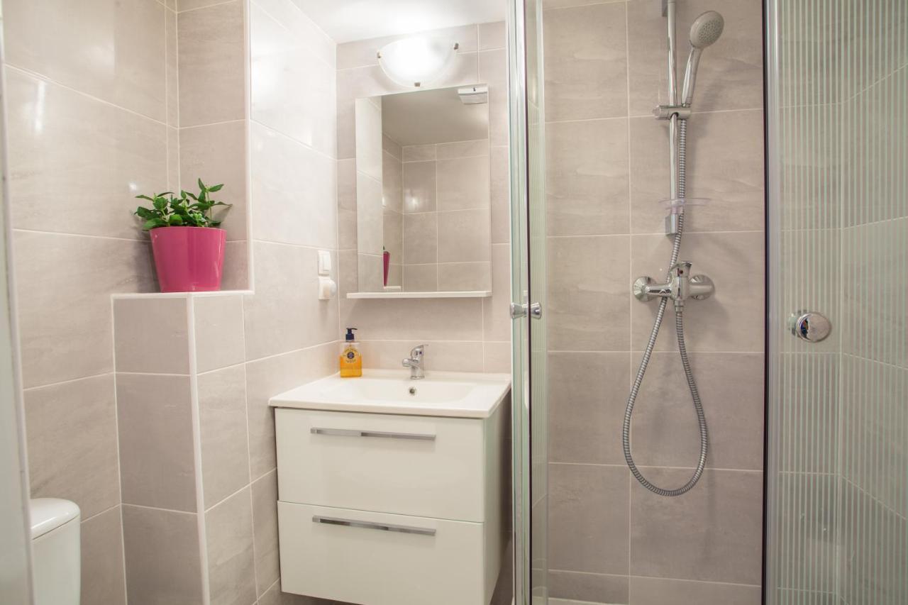 Honey Art Apartment Крес Екстериор снимка