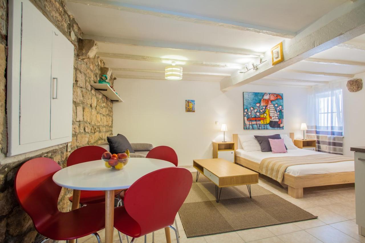 Honey Art Apartment Крес Екстериор снимка