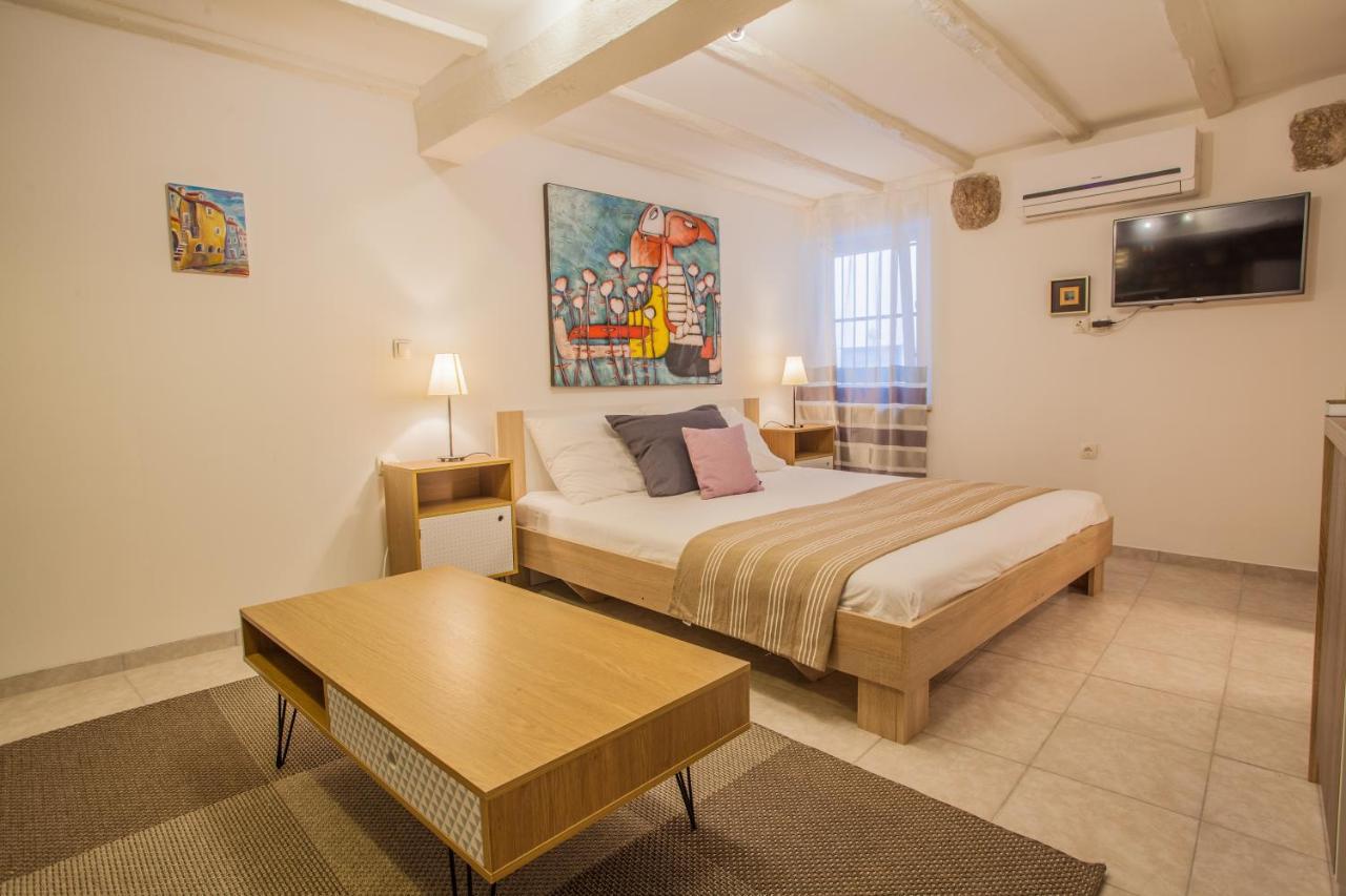 Honey Art Apartment Крес Екстериор снимка