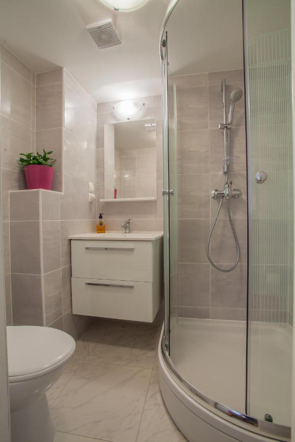 Honey Art Apartment Крес Екстериор снимка
